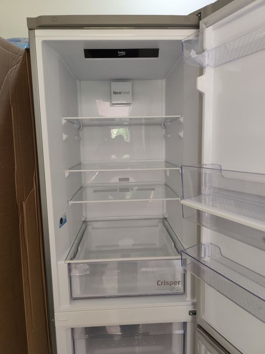 Хладилник Беко с долна камара