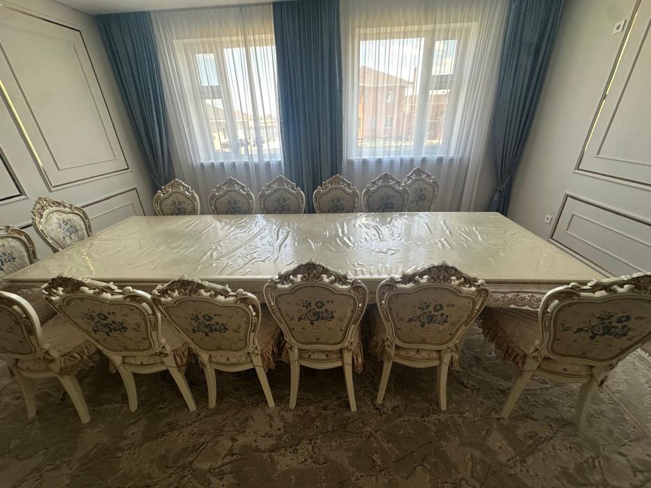 Продаю стол со стульями для зала