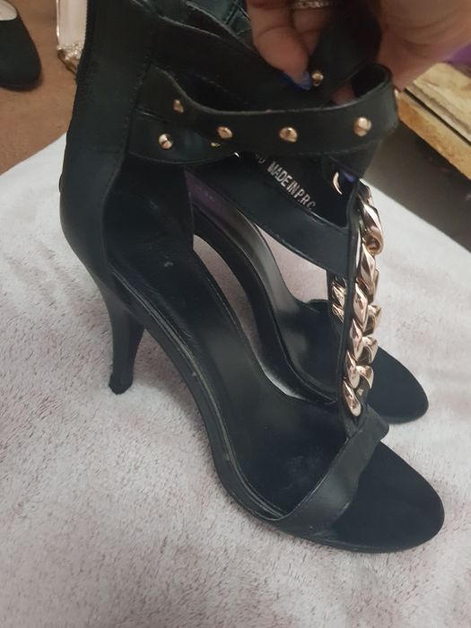 Sandale negre cu lanț auriu