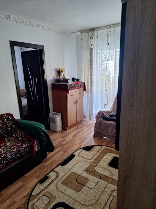 Vand apartament semi-decomandat