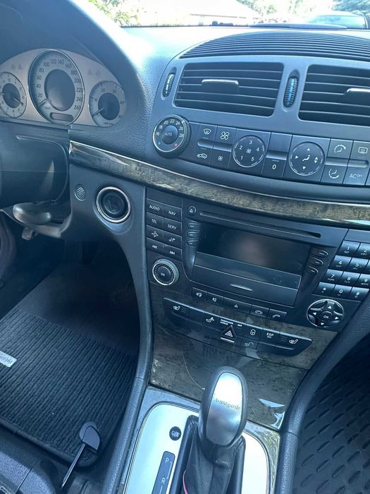 Лек автомобил Mercedes E-220