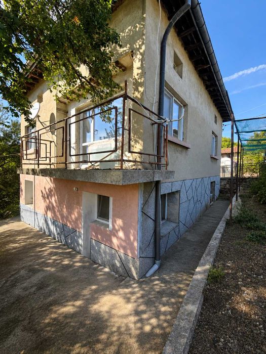 Триетажна къща за продажба в с. Макоцево