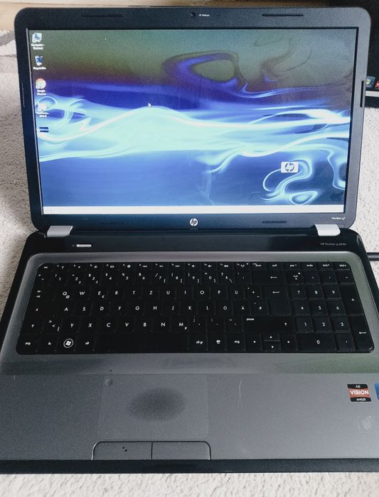 Laptop HP Pavilion G7, AMD A8-3520M, 8gb DDR3, hdd 320gb, două plăci video AMD Radeon HD 6400M și 6620G. 17"