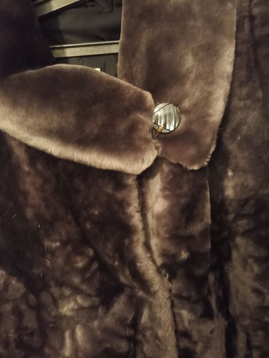 Продам две очень теплые цигейковые шубы.шубу.