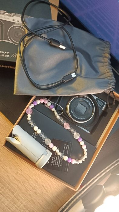 Фотоаппарат мыльница (80's style)