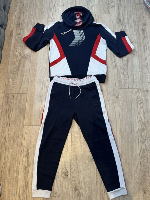 Trening albastru cu alb