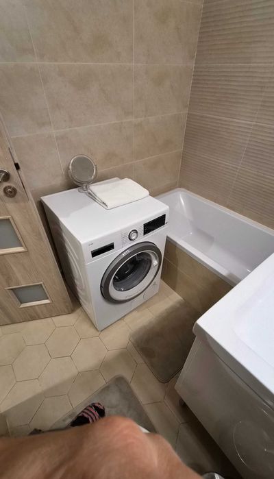 Închiriez apartament 2 camere cu loc de parcare