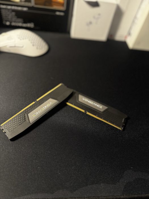 Vând kit RAM Corsair Vengeance DDR5 64GB (2x32GB) 6000MHz CL30 XMP