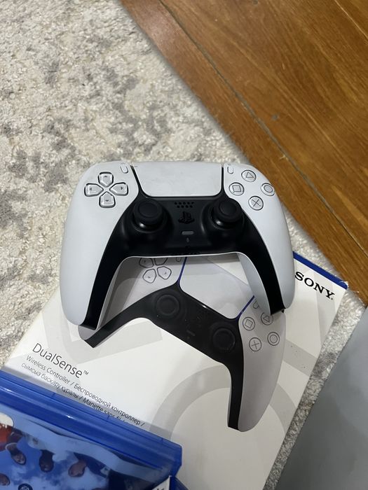 Продам Ps5 2 джостика срочно