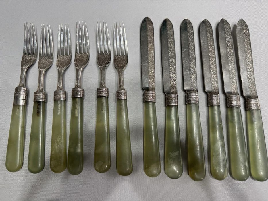 Tacamuri de argint cu Jad