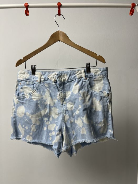 Одежда девушке.