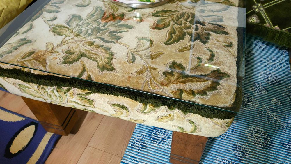 Canapea cu două fotolii si masă din lemn masiv stejar