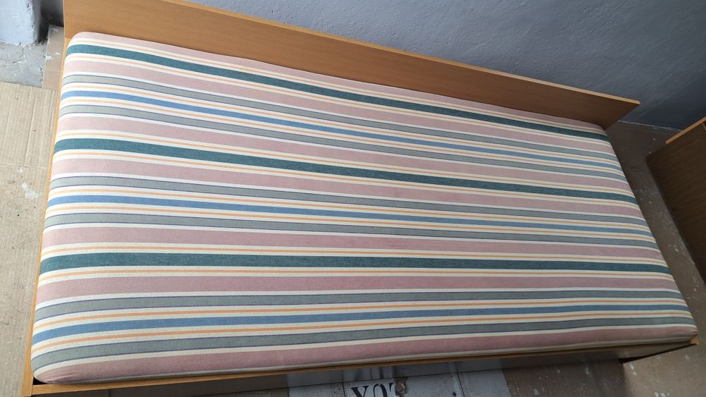 Продавам две ъглови легла