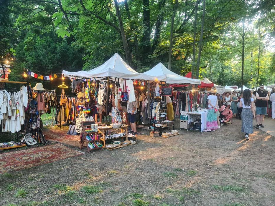 Inchiriem corturi tip Pavilion 3x3m / 2x2m inchiriez cort pliabil pentru targuri, evenimente in aer liber, inchiriat mese