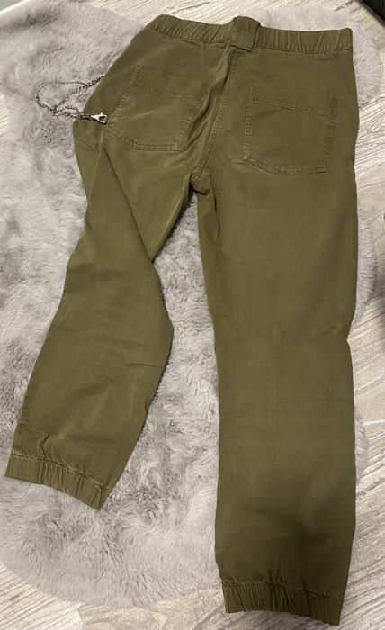 Карго панталон от Bershka с верига, която може да се маха. Размер 36