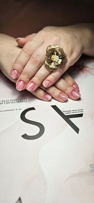 Manichiura construcție, întreținere cu gel sau semi