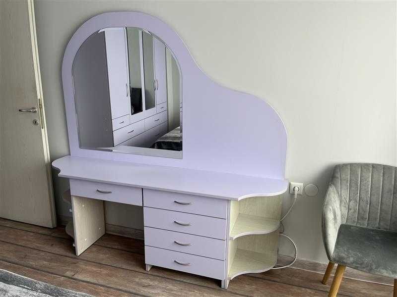 Тоалетка с огледало