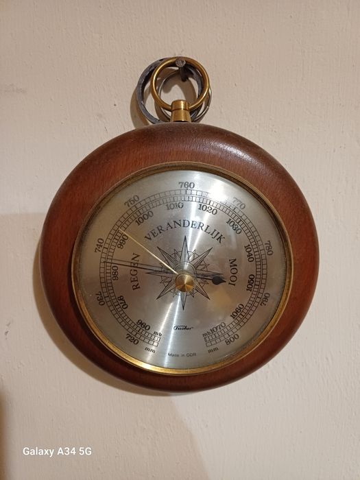 Продавам атикварни часовници.