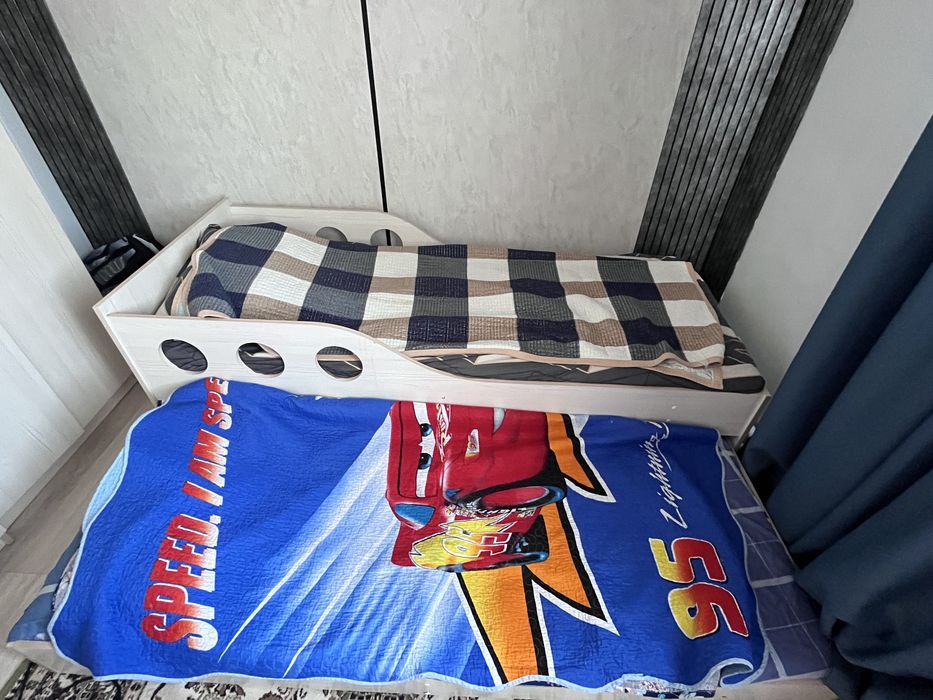 шкаф,стул и кровать