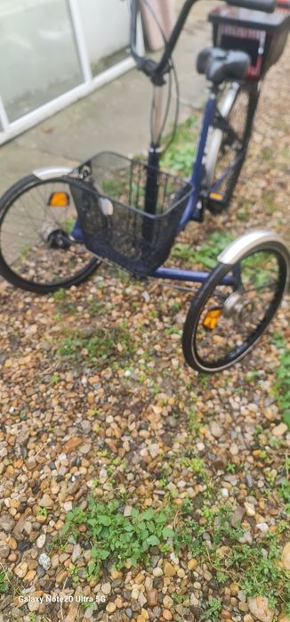 Vând bicicleta cu trei roti