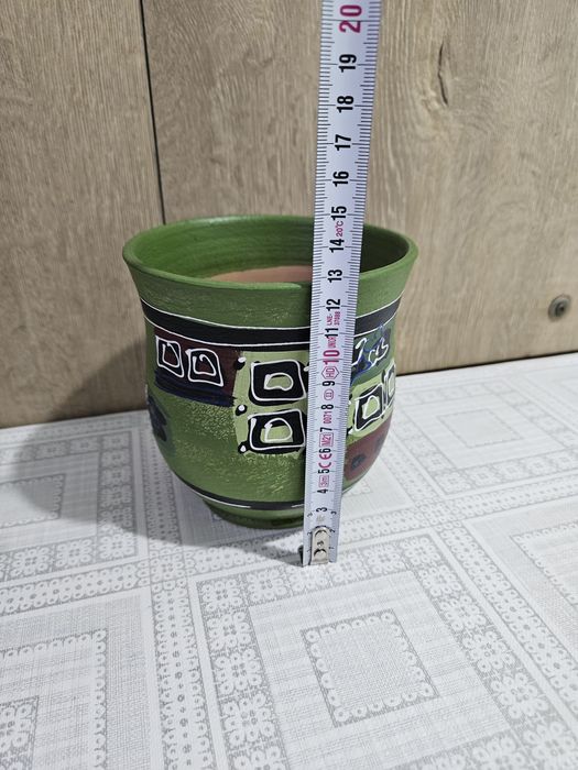 Ghiveci din ceramica pictata.