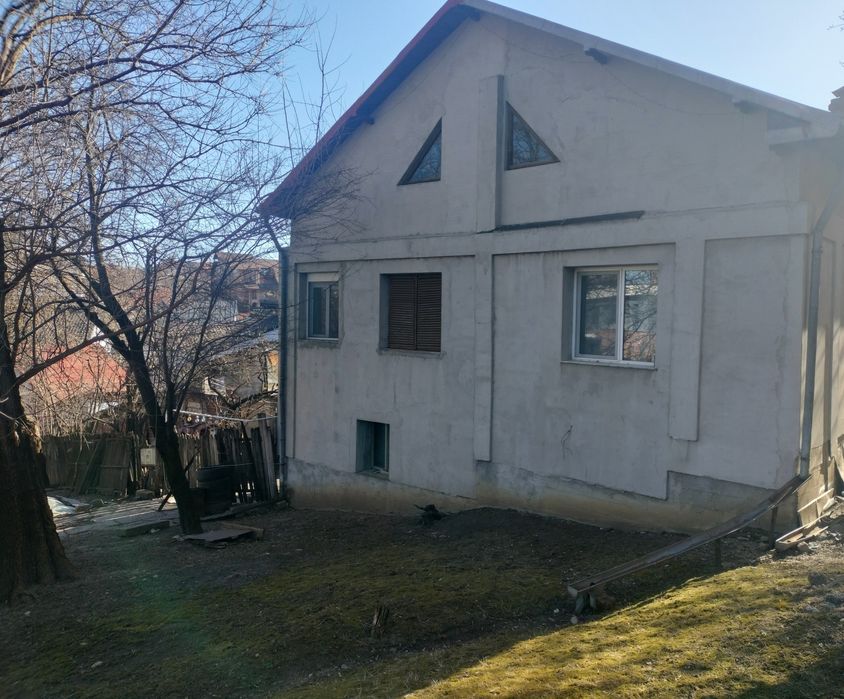 Vând casă pe strada Trivale