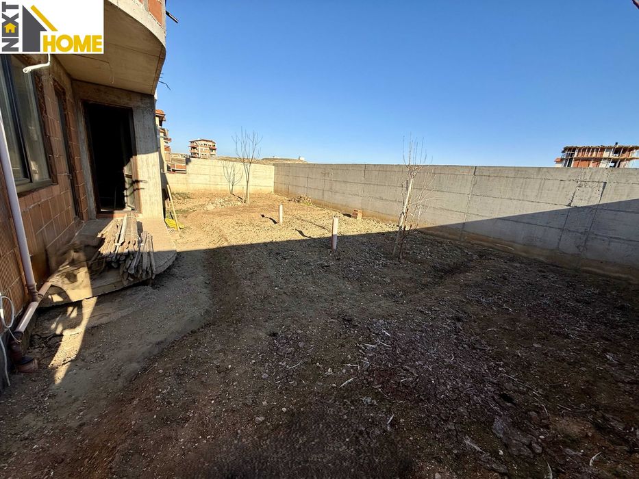 Самостоятелна триетажна къща с гаражи и дворно място