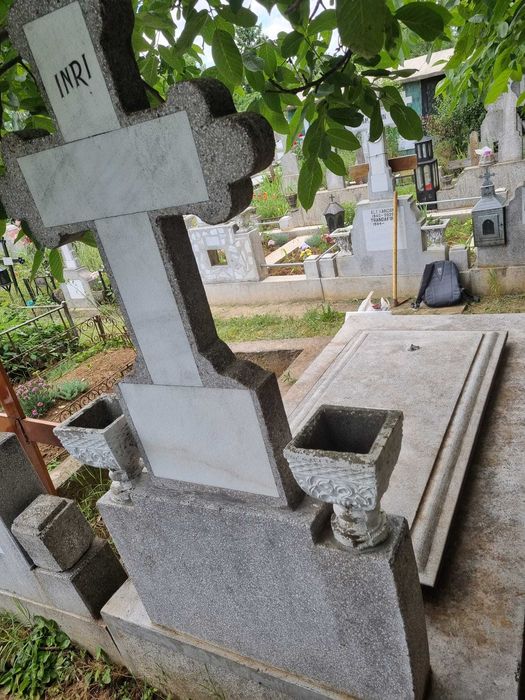 Cavou cu 2/3 Locuri de veci  cimitirul Vintila Voda - Popesti Leordeni