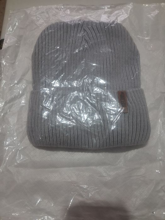 Продам шапки новые