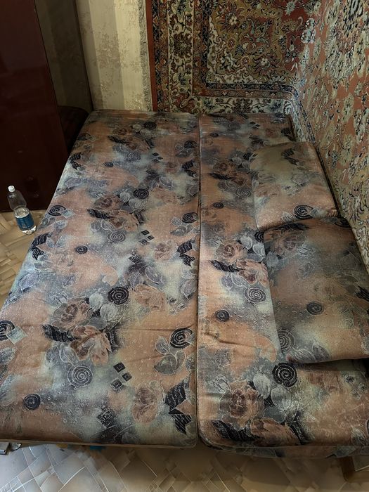 Тахта в хорошем состоянии.