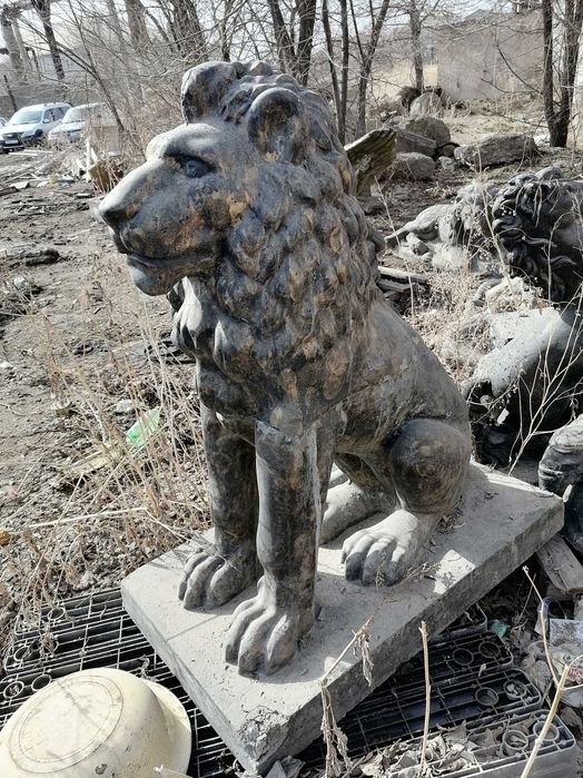 Скульптуры: Лев, орёл,тазы, слон, конь