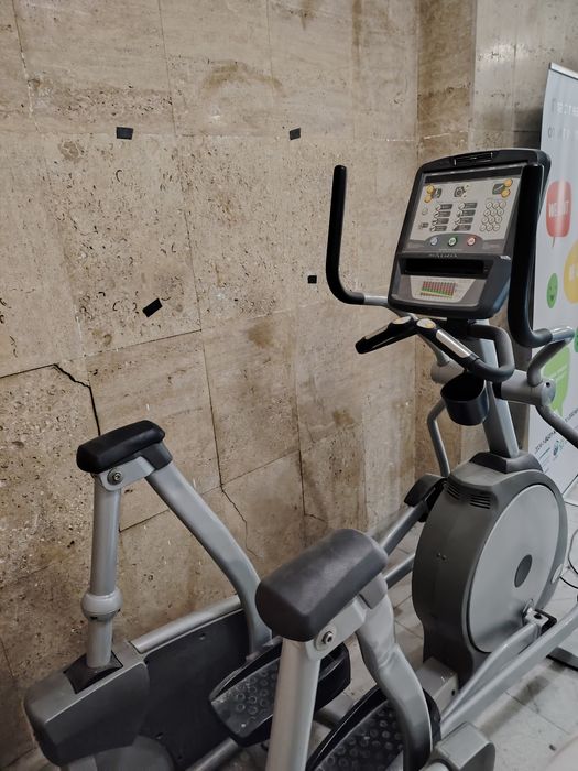 Професионален крос тренажор Matrix