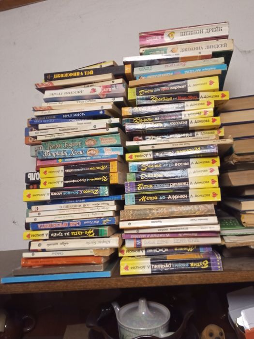 Продам недорого книги разные,