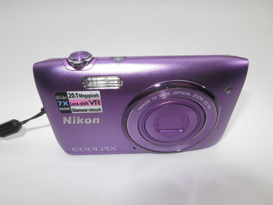 Nikon Coolpix S3500 ултра компактен фотоапарат в страхотен лилав цвят, 20MP цифрова камера 7х оптичен зум, напълно тествана и работи отлично
