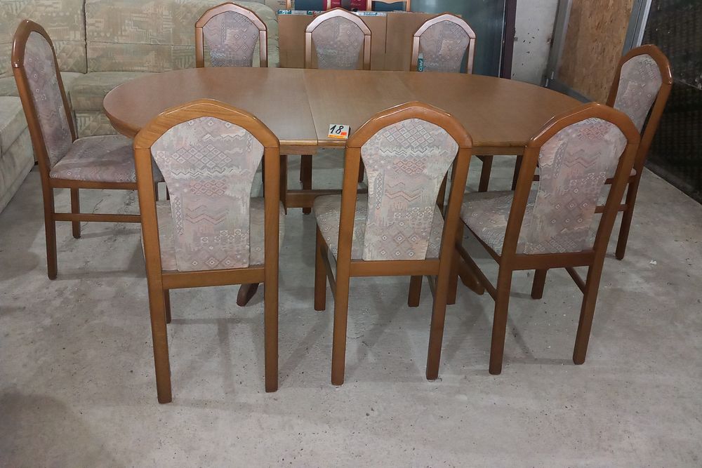 Комплект масивна разтегателна маса с 8 стола.
Размери 100/150/195см.
4