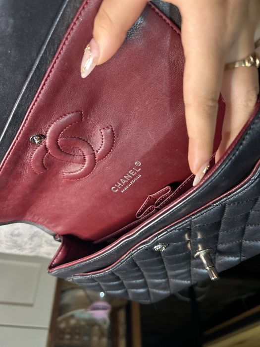 Geantă Chanel Classic Double Flap mărime Medium, piele neagră