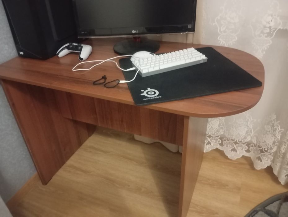 Компьютерный стол.