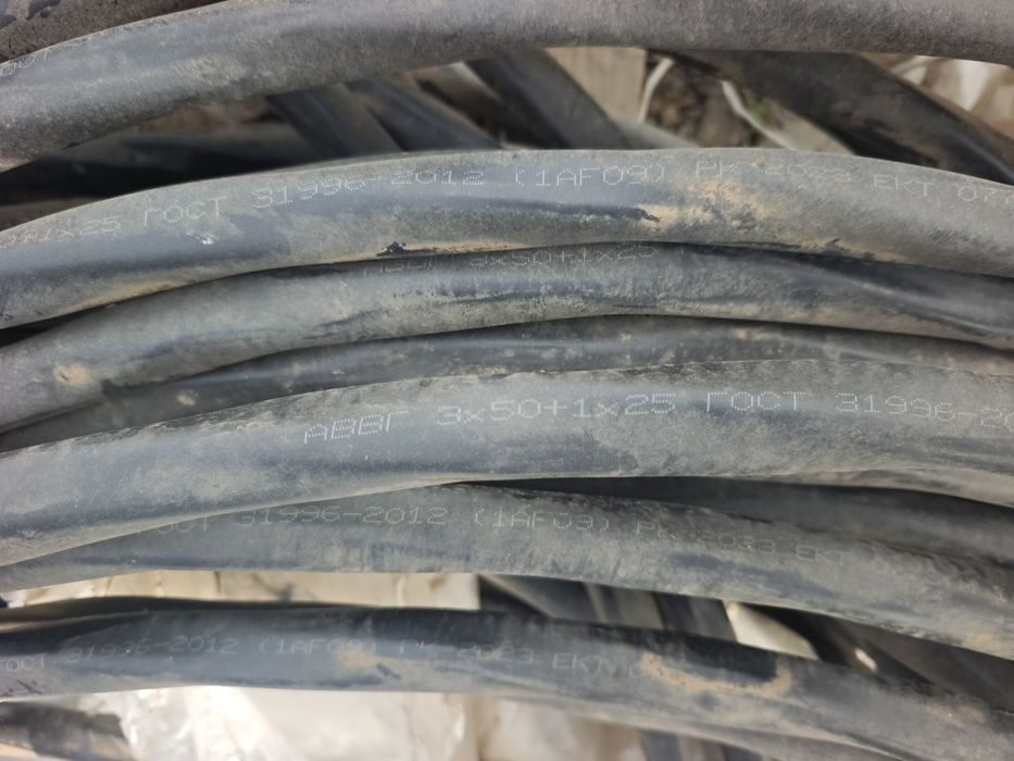 Столбы освещения новые, кабель брони