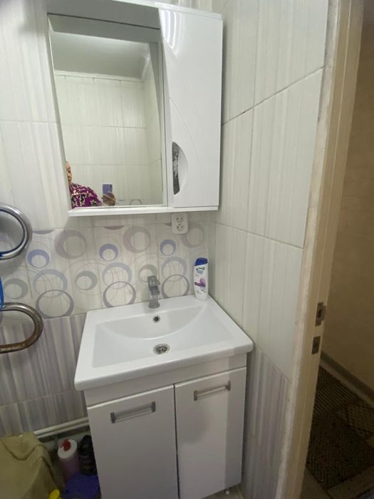 Продам зеркало и раковина с тумбой