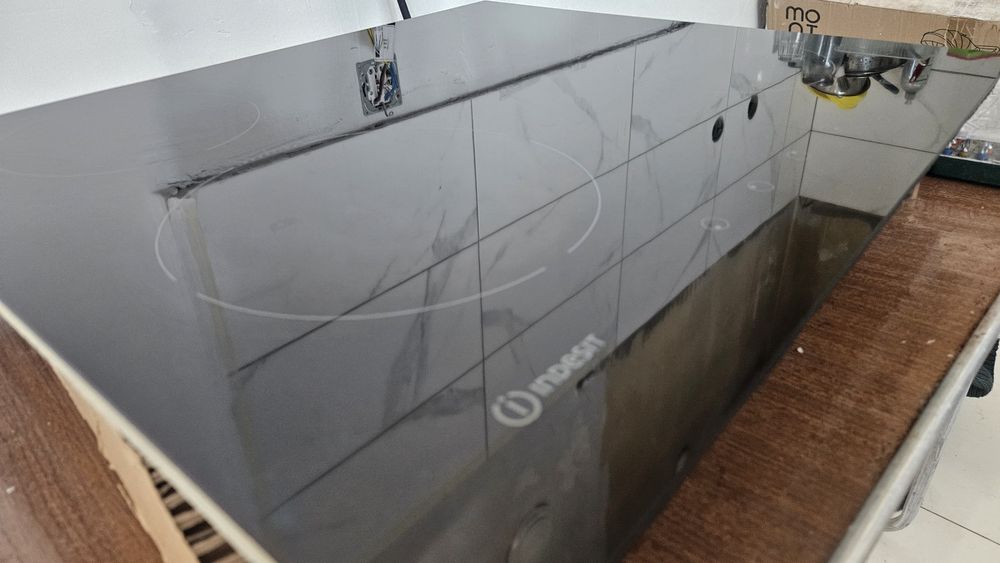 Индукционен плот за вграждане Indesit VIA 640 C – 4 зони, 9 степени, много запазен и малко ползван