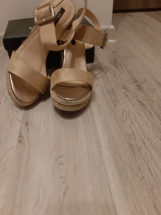 Vand sandale purtate o dată, mărimea 39.