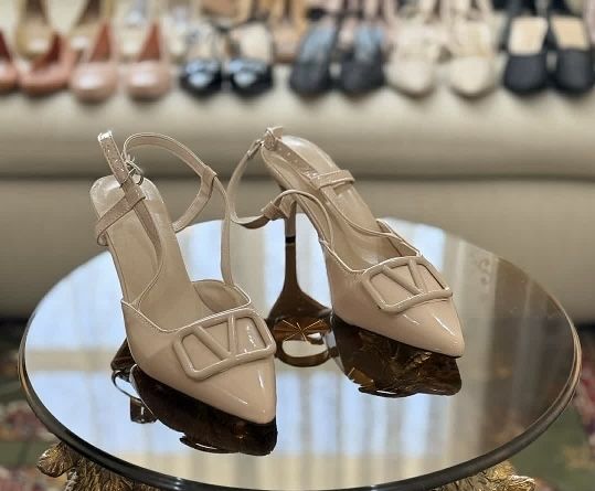 Бежевые туфли-лодочки на шпильке с острым носом  и открытой пяткой
