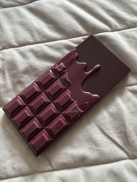 Палитра сенки Revolution Chocolate Cranberries&Chocolate 18 цвята