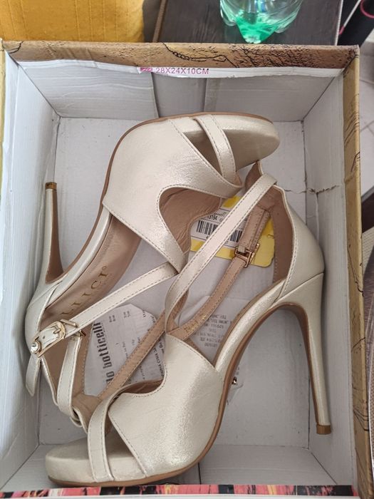 Златисти сандали на ток 36 номер