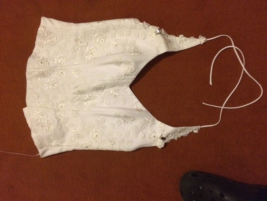 Rochie mireasa facuta la comanda. Are detalii de dantela si strasuri