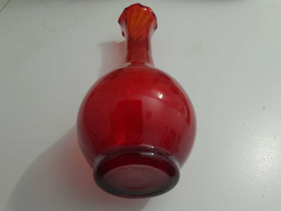 Vază de sticlă Murano, roşu rubin, colorată în masă, bordură lobată