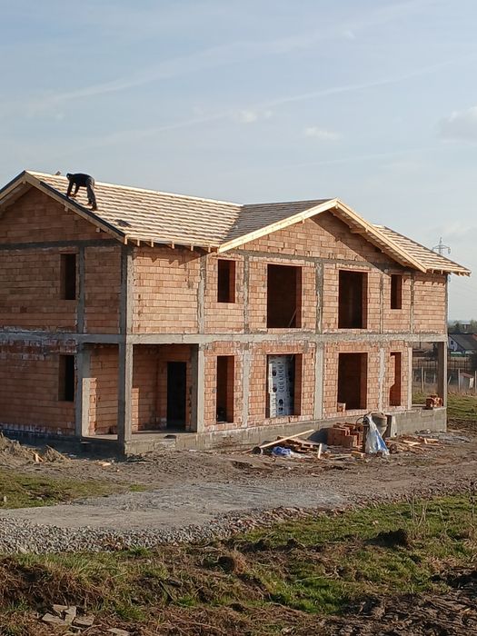 Execut lucrări în constructi!