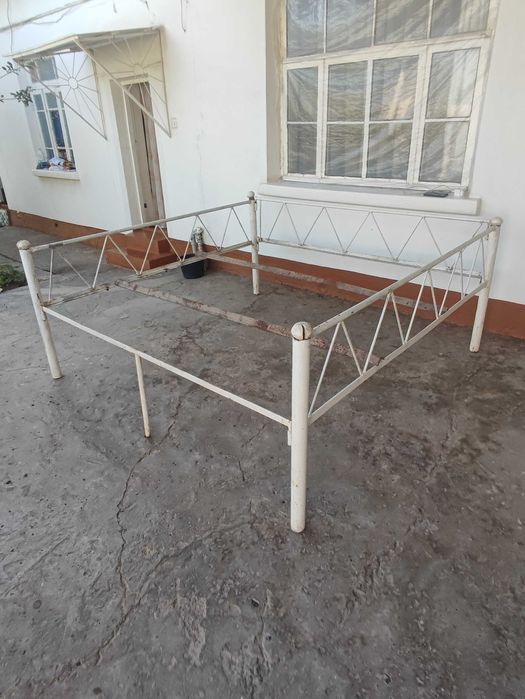 Каравот сотилади 2,10 х 2,10 м. Кровать сотилади  2млн 500 минг