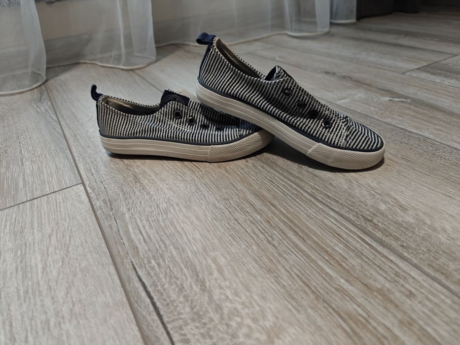 Кецове на сини райета марка h and m