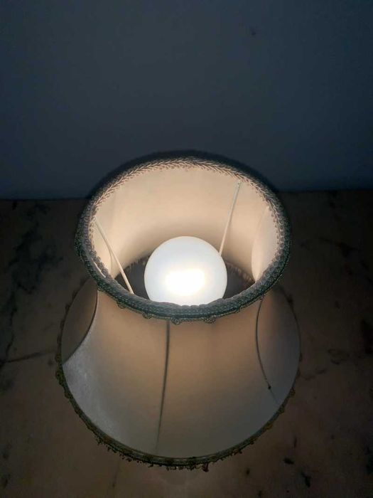 Veioza alama cristal amplasata pe marmura neagra